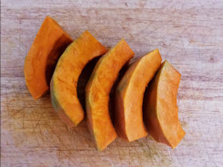 3、南瓜糯米糕,切去瓜皮