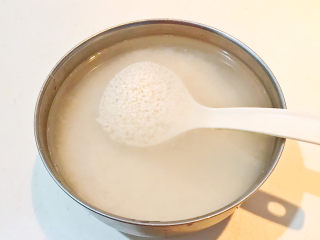 7、南瓜糯米糕,加入冷水，浸泡20个小时左右