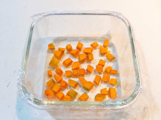 10、南瓜糯米糕,把碗底撒一层南瓜丁