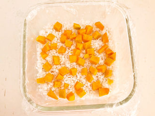 12、南瓜糯米糕,再撒一层南瓜丁