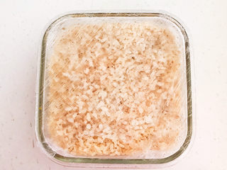 18、南瓜糯米糕,把蒸熟的南瓜糯米糕取出来