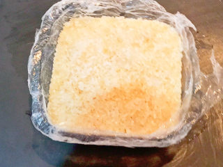 22、南瓜糯米糕,把已经成型了南瓜糯米糕取出来