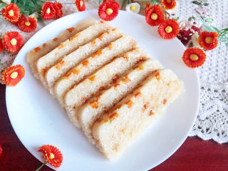 24、南瓜糯米糕,把南瓜糯米糕切成厚片就可以吃了~