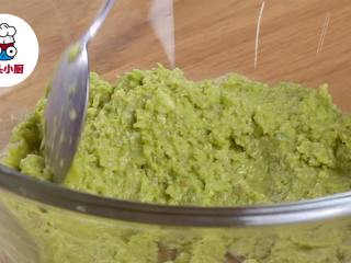 2、零难度寿司甜甜圈,牛油果1个去皮装碗，加入柠檬汁少许，用勺子碾压成泥，装入裱花袋备用