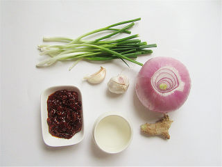 1、自制美味的土家酱香饼,先准备好需要食材