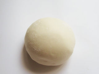 2、自制美味的土家酱香饼,先备好面粉，倒入适量的水，和成光滑的面团后醒发15分钟再次揉一揉