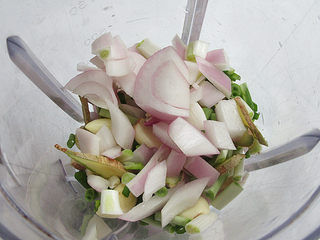 3、自制美味的土家酱香饼,将洋葱、生姜、蒜头、辣椒、葱切碎投入料理机搅拌桶中