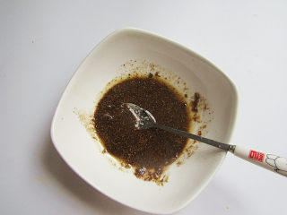 6、自制美味的土家酱香饼,碗中放入花椒和孜然粉，将烧热的油淋入，散出香味即可