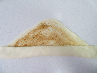 8、自制美味的土家酱香饼,将刷油过的面卷起来