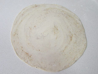 10、自制美味的土家酱香饼,压平后擀成薄薄的大面饼