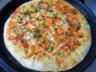 13、自制美味的土家酱香饼,洒上葱花和白芝麻，即可关火，切片享用