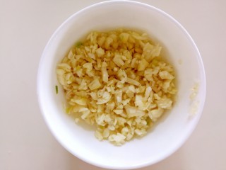 2、薯片鸡翅～把孩子爱吃的放在一起,我用了一整个大蒜做的蒜泥