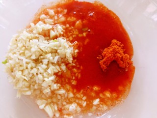 7、薯片鸡翅～把孩子爱吃的放在一起,开始制作，腌料加一点清水，放入蒜泥，加一点点盐（可选），混合均匀