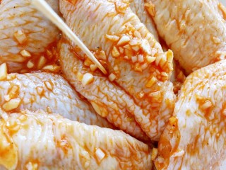 8、薯片鸡翅～把孩子爱吃的放在一起,把鸡翅放进腌料里面，用手给鸡翅按摩，然后用牙签在鸡翅的正反面都扎几下