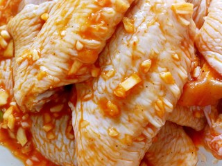 9、薯片鸡翅～把孩子爱吃的放在一起,腌制四小时以上，期间翻面两三次，用手给鸡翅按摩，让腌料更好的入味