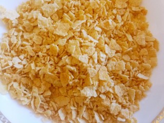 11、薯片鸡翅～把孩子爱吃的放在一起,薯片弄碎备用