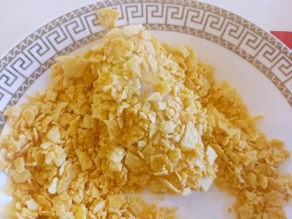 14、薯片鸡翅～把孩子爱吃的放在一起,最后把鸡翅放进薯片碎里面，让鸡翅裹满薯片碎