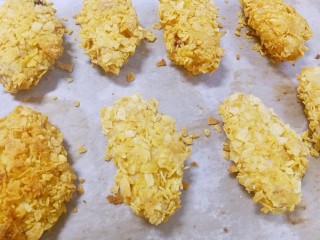 17、薯片鸡翅～把孩子爱吃的放在一起,鸡翅拿出来翻一面，继续放进烤箱，上下火200度中下层烤制10分钟就可以了