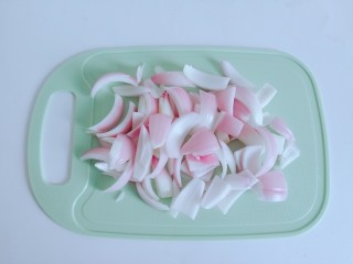 2、新疆大盘鸡,洋葱去除外面那层壳，切成小块【嘴巴含一口水，切洋葱不辣眼睛】
