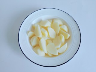 3、新疆大盘鸡,土豆与胡萝卜分别削皮切成滚刀块。
