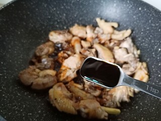 10、新疆大盘鸡,加两勺红烧酱油上色。加两勺蚝油提鲜。
