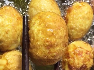 4、啤酒卤鸡蛋,炸起虎皮金黄捞出控油