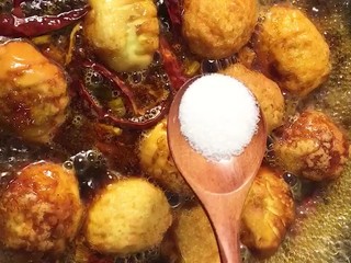 7、啤酒卤鸡蛋,下入鸡蛋，倒入一罐啤酒，放生抽，老抽，盐