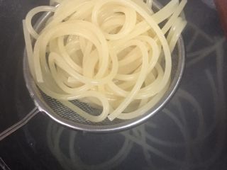 2、火腿奶油意面,2️⃣ 捞出过冷水备用。