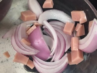 4、火腿奶油意面,4️⃣ 洋葱洗净切片。