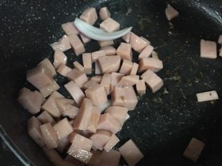 5、火腿奶油意面,5️⃣ 热锅冷油(如果有黄油的加黄油,会更香一点),加入火腿丁翻炒2分钟。