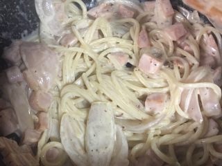 10、火腿奶油意面,???? 加入适量黑胡椒碎和食盐调味。