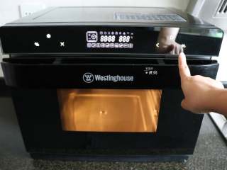 8、蛋白椰丝球,接通电源,启动西屋蒸烤箱;