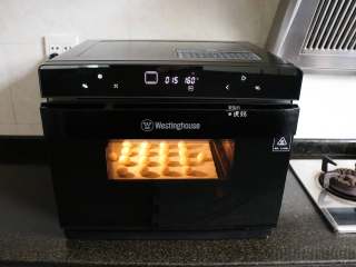 13、蛋白椰丝球,5分钟后打开蒸烤箱的门,此时蒸烤箱会暂停工作,放进椰蓉球关上门后烤箱就会继续烘烤,程序结束会有提示音,拔掉电源取出冷却后就可以密封保存,随吃随取;