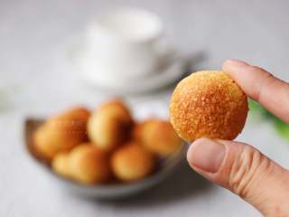 14、蛋白椰丝球,成品,看,这款蒸烤箱受热很均匀,烤出来的椰蓉球个个上色都差不多,金灿灿的让人食指大动呀。