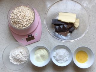 1、燕麦巧克力能量球,先把材料备好，以免到时候手忙脚乱