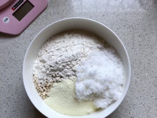 2、燕麦巧克力能量球,把燕麦片、奶粉、高筋粉、糖混合