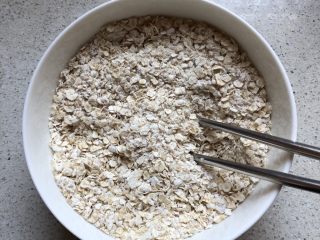 3、燕麦巧克力能量球,用筷子搅拌均匀