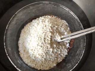 5、燕麦巧克力能量球,倒入粉类