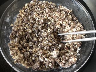 6、燕麦巧克力能量球,用筷子搅拌均匀