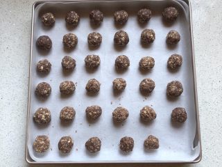 7、燕麦巧克力能量球,均匀的摆入方盘，这个分量正好一盘。