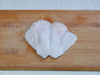 2、芝士鸡排,首先将一块鸡排从中间片开，不要片断哈，如图。(这里再次说明一下，我用的是即食鸡胸肉无需腌制，如果你选择生鲜鸡胸肉也可以哈，那么需要提前加入调味料腌制)