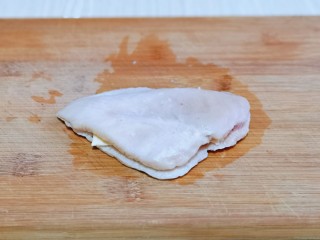 4、芝士鸡排,再把鸡胸肉合起来。