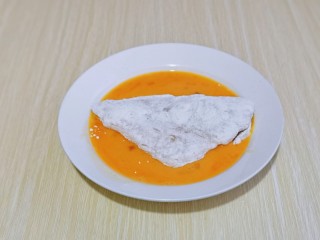 6、芝士鸡排,再放入蛋液中两面各浸泡30秒。