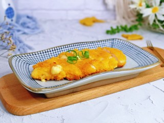 12、芝士鸡排,切开即可食用，吃的时候也可以蘸上番茄酱或者辣酱，味道更好。