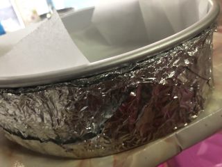 6、十寸古早蛋糕,模具外包锡纸，一是不要让水进去，二是可以防止蛋糕侧面上色。我的锡纸比较薄，这里我包了4层。
