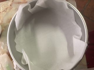 7、十寸古早蛋糕,大概是这样，然后两边没包住的，再剪两片硅油纸垫上。