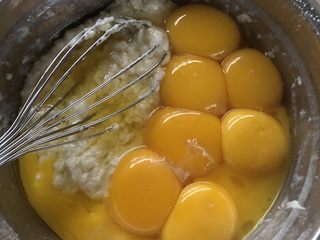 12、十寸古早蛋糕,分蛋，面糊中加入蛋黄搅拌均匀