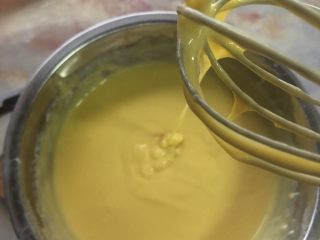 13、十寸古早蛋糕,搅拌好的面糊应该是提起打蛋器，滴落后纹路很快消失，这样的面糊就是成功的。