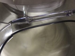 17、十寸古早蛋糕,小气泡时加入三分之一白糖