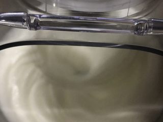 18、十寸古早蛋糕,有纹路时加入三分之一白糖，转3档继续打发